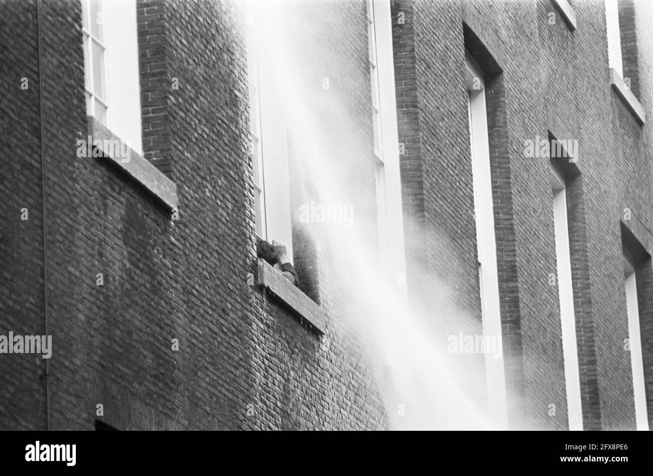 Occupation Maagdenhuis Amsterdam, by students police on roof Maagdenhuis, looking out the windows occupiers, May 20, 1969, POLICE, occupations, students, The Netherlands, 20th century press agency photo, news to remember, documentary, historic photography 1945-1990, visual stories, human history of the Twentieth Century, capturing moments in time Stock Photo