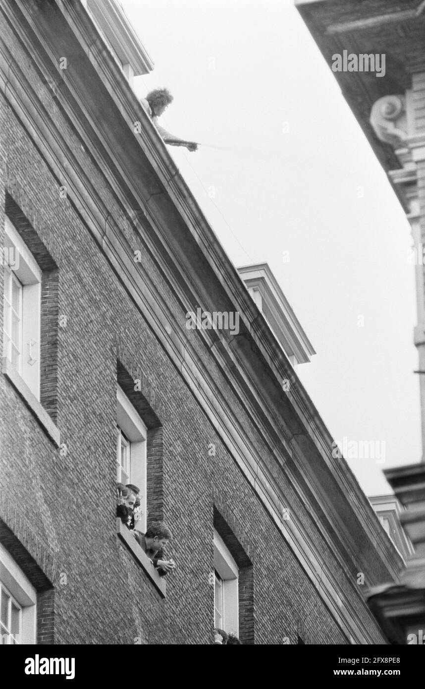 Occupation Maagdenhuis Amsterdam, by students police on roof Maagdenhuis, looking out the windows occupiers, May 20, 1969, POLICE, occupations, students, The Netherlands, 20th century press agency photo, news to remember, documentary, historic photography 1945-1990, visual stories, human history of the Twentieth Century, capturing moments in time Stock Photo