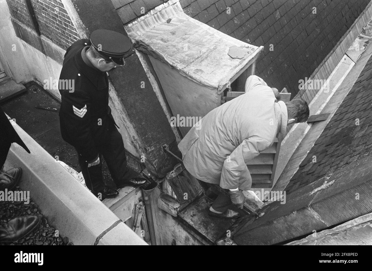 Occupation Maagdenhuis Amsterdam, by students police on roof Maagdenhuis, looking out the windows occupiers, 20 May 1969, POLICE, occupations, students, The Netherlands, 20th century press agency photo, news to remember, documentary, historic photography 1945-1990, visual stories, human history of the Twentieth Century, capturing moments in time Stock Photo