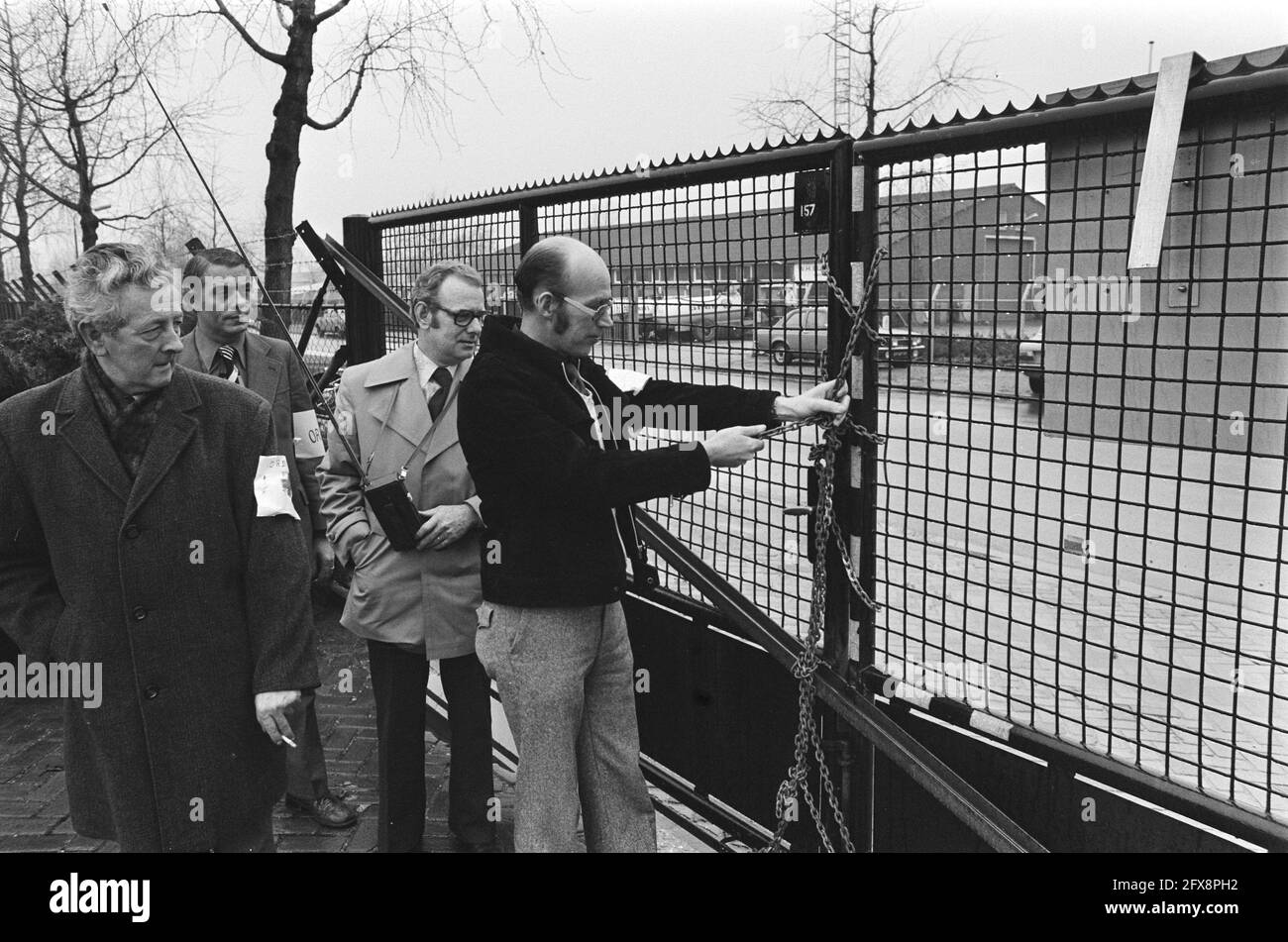 Occupation of Tealtronic; after the appearance of a bailiff, the gates were closed with large chains, January 10, 1977, OCCUPATION, Gates, The Netherlands, 20th century press agency photo, news to remember, documentary, historic photography 1945-1990, visual stories, human history of the Twentieth Century, capturing moments in time Stock Photo