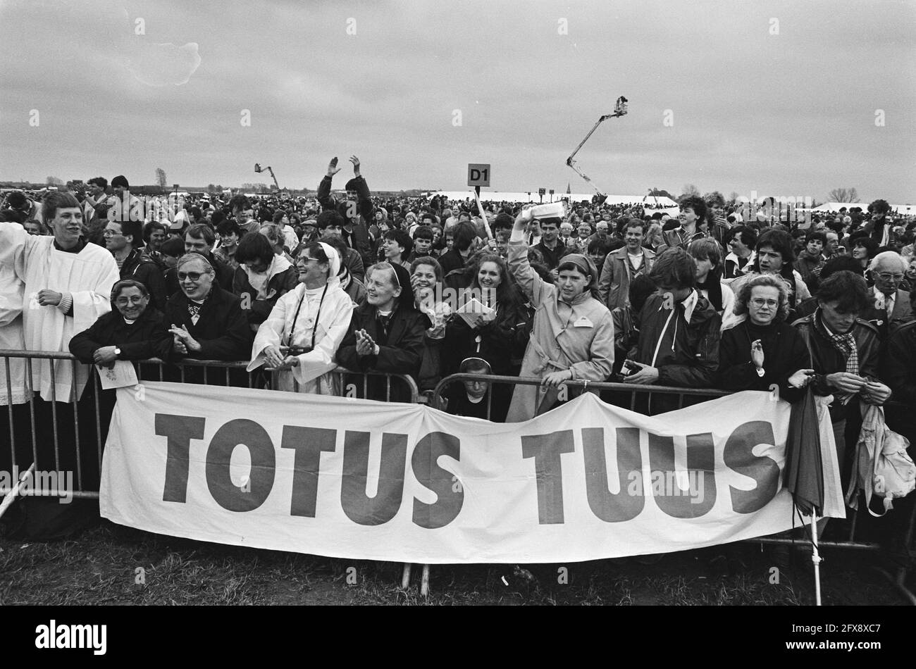 Visit Pope John Paul II to the Netherlands; Eucharist at Beek Airport; participants with banner Totus Tuus, May 14, 1985, visits, popes, airports, The Netherlands, 20th century press agency photo, news to remember, documentary, historic photography 1945-1990, visual stories, human history of the Twentieth Century, capturing moments in time Stock Photo