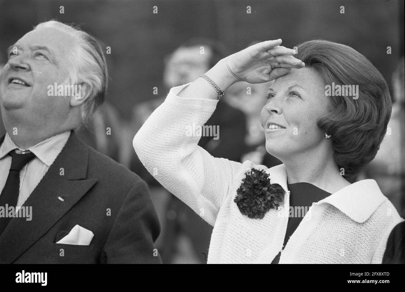 Visit of princess Beatrix to Papendal, Beatrix watches skydiving demonstration now together with Lord Killami (president IOC), May 21, 1976, PARACHUTES, visits, demonstrations, princesses, presidents, The Netherlands, 20th century press agency photo, news to remember, documentary, historic photography 1945-1990, visual stories, human history of the Twentieth Century, capturing moments in time Stock Photo