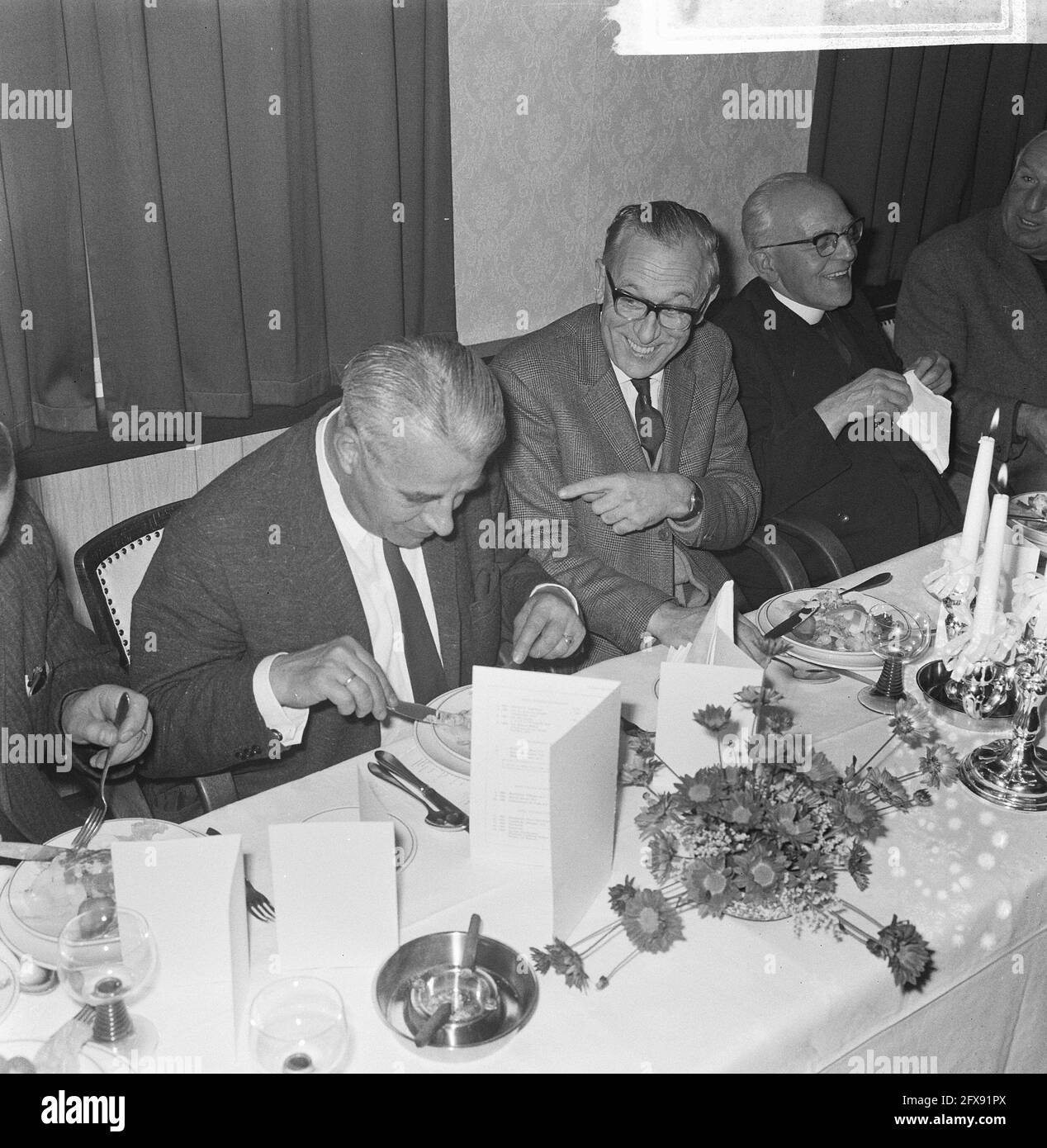 Meeting of the Association Club of the Hundred (Fish); laughing gentlemen at dinner, December 16, 1965, laughter, meals, The Netherlands, 20th century press agency photo, news to remember, documentary, historic photography 1945-1990, visual stories, human history of the Twentieth Century, capturing moments in time Stock Photo