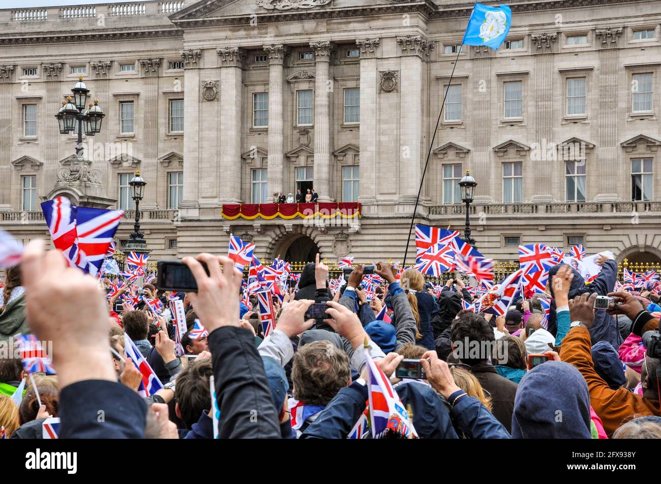 Packed crowds of people gathered outside Buckingham Palace to catch a glimpse of the Queen at the Queens Diamond Jubilee celebration in London, UK Stock Photo