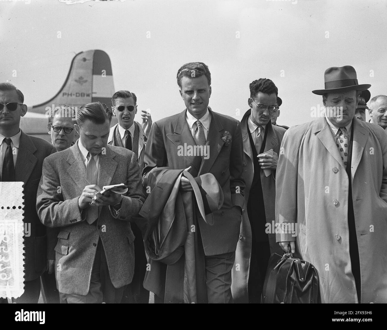 Billy Graham (American evangelist) in the Netherlands, arrival Schiphol, June 22, 1954, evangelists, religion, airports, The Netherlands, 20th century press agency photo, news to remember, documentary, historic photography 1945-1990, visual stories, human history of the Twentieth Century, capturing moments in time Stock Photo