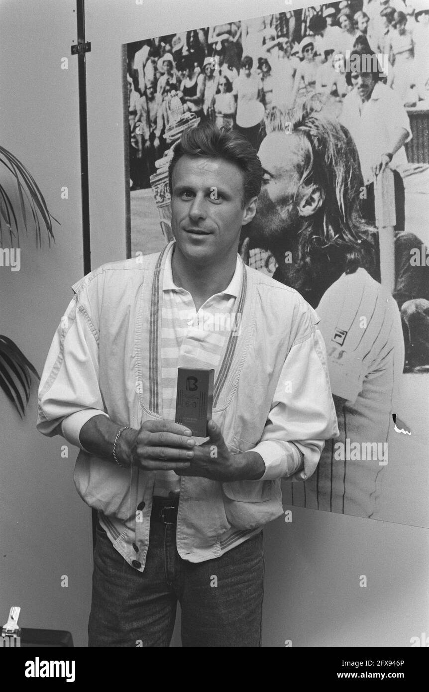 Bjorn Borg introduces after-shave in Bijenkorf Amsterdam, June 10, 1987, tennis players, The Netherlands, 20th century press agency photo, news to remember, documentary, historic photography 1945-1990, human history of