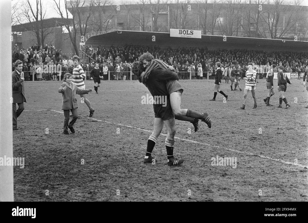 Blue-White v Excelsior 0-1. Embrace of Kleingeld and Geelman, February 22, 1970, sports, soccer, The Netherlands, 20th century press agency photo, news to remember, documentary, historic photography 1945-1990, visual stories, human history of the Twentieth Century, capturing moments in time Stock Photo
