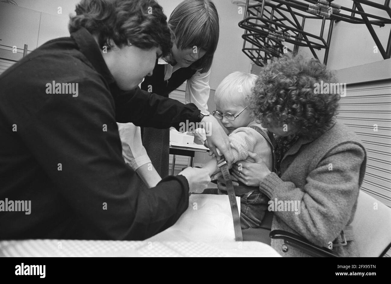 Blood test on preschoolers living or attending school near lead white factory Hondorff, preschooler receives shot for blood test, March 24, 1981, KLEUTERS, blood tests, The Netherlands, 20th century press agency photo, news to remember, documentary, historic photography 1945-1990, visual stories, human history of the Twentieth Century, capturing moments in time Stock Photo