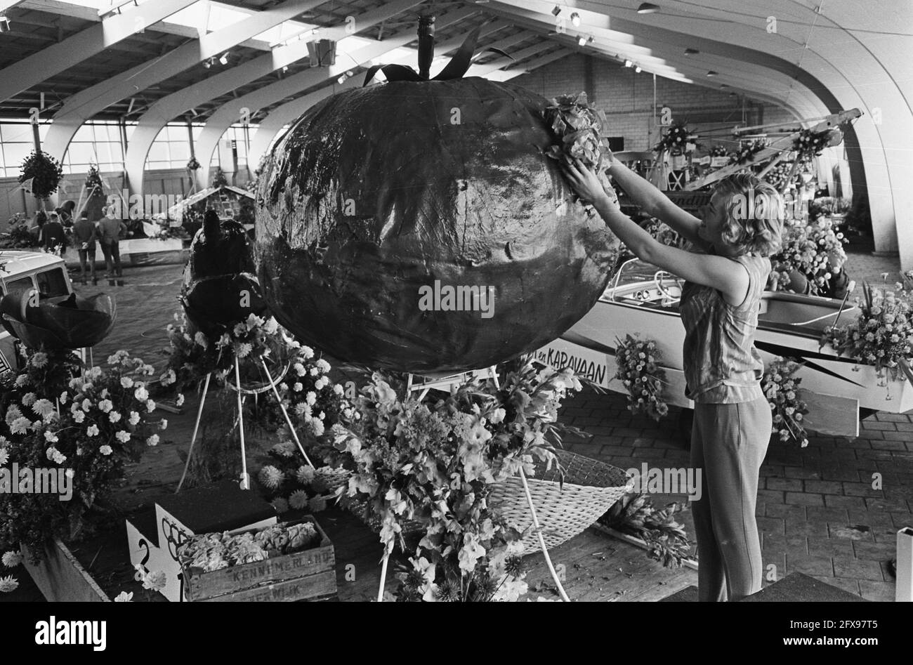 Flower and fruit parade in vegetable auction of Honselerdijk, a huge tomato, August 28, 1964, FLOWERS, FRUITCORSOS, The Netherlands, 20th century press agency photo, news to remember, documentary, historic photography 1945-1990, visual stories, human history of the Twentieth Century, capturing moments in time Stock Photo