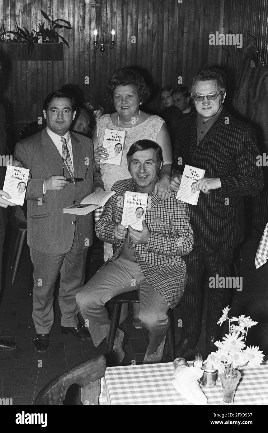 Book Paul Rollman about Willy Alberti, Tante Leen and Johnny Jordaan  awarded, Amsterdam; Willy Alberti, Tante Leen, Johnny Jordaan, November 20,  1970, books, The Netherlands, 20th century press agency photo, news to