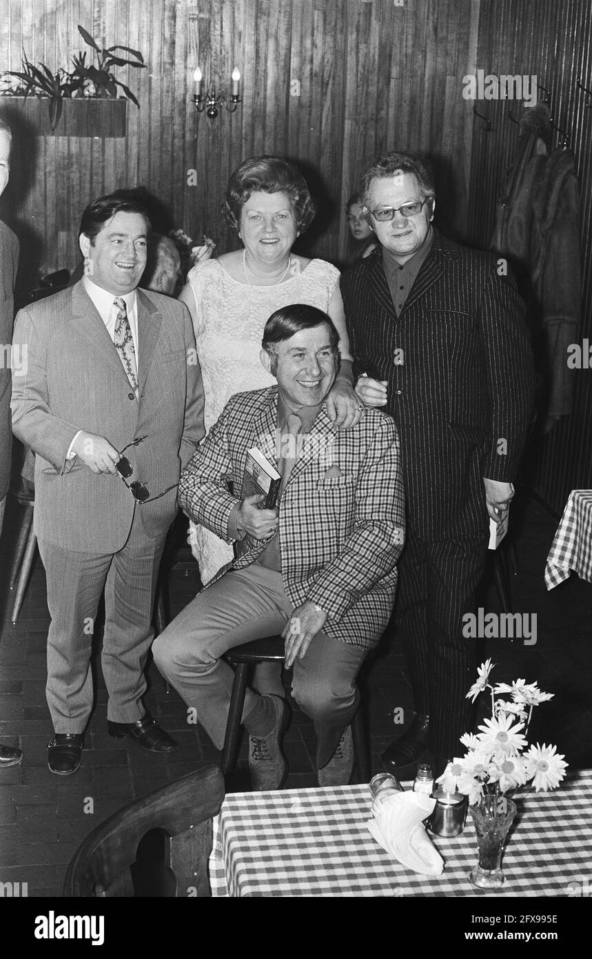 Book by Paul Rollman about Willy Alberti, Tante Leen and Johnny Jordaan  awarded, Amsterdam; presentation of the book, November 20, 1970,  Presentations, books, The Netherlands, 20th century press agency photo,  news to