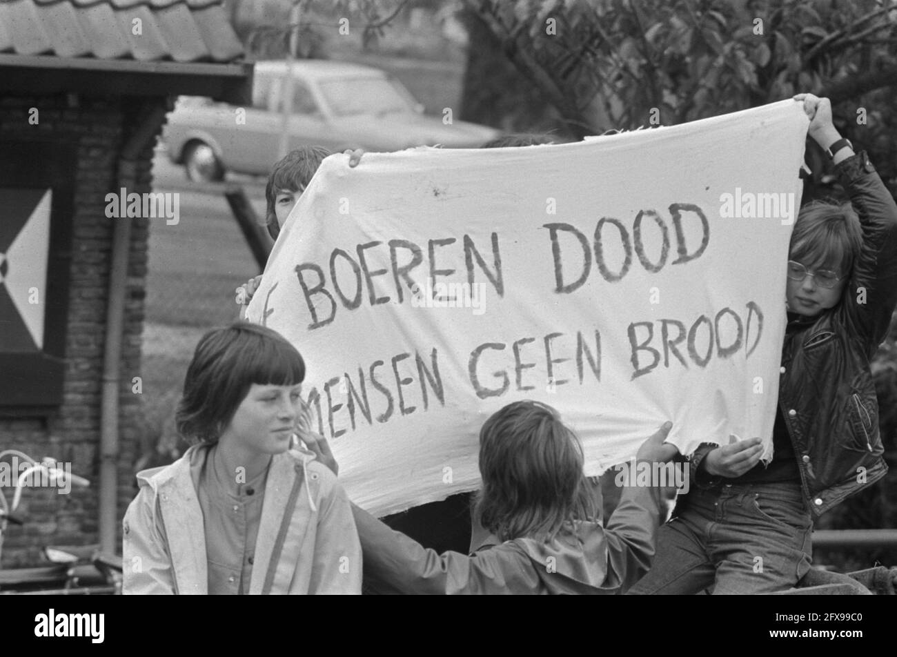 Farmers occupy Hoevelaken traffic junction; one of the protest cloths, August 5, 1974, Farmers, occupations, traffic junctions, The Netherlands, 20th century press agency photo, news to remember, documentary, historic photography 1945-1990, visual stories, human history of the Twentieth Century, capturing moments in time Stock Photo