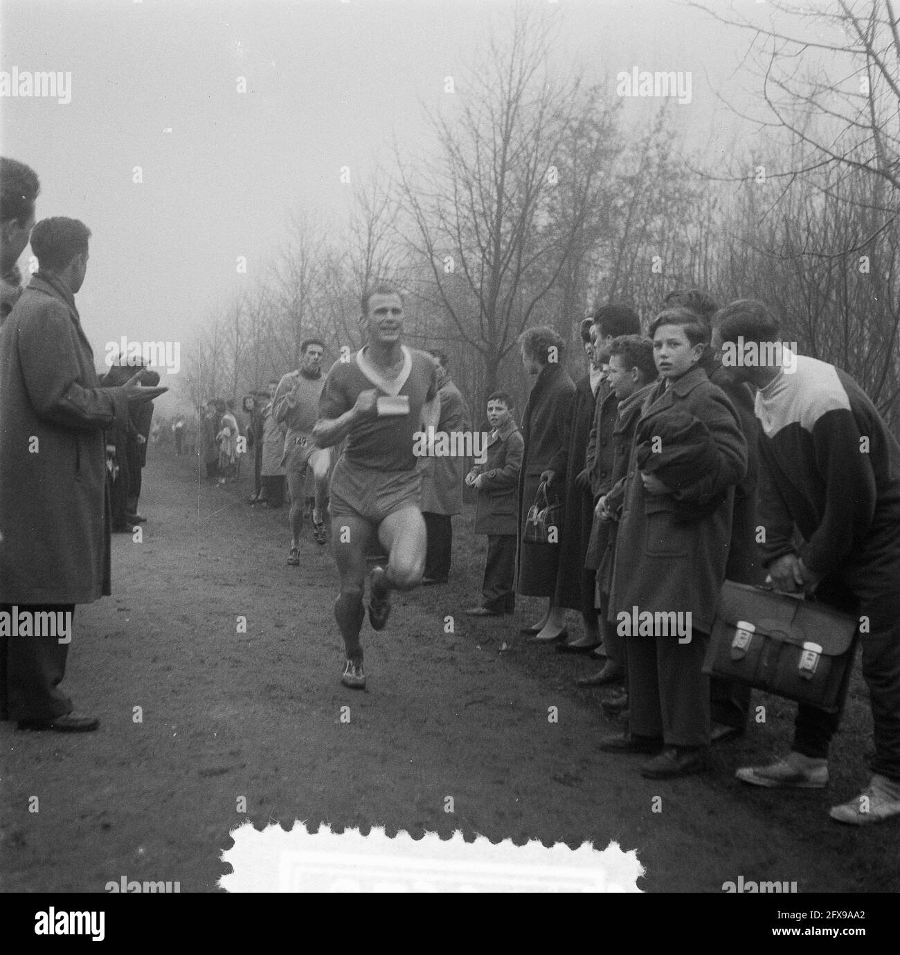 Bosloop Leiden. Runners on the road, February 3, 1957, The Netherlands, 20th century press agency photo, news to remember, documentary, historic photography 1945-1990, visual stories, human history of the Twentieth Century, capturing moments in time Stock Photo