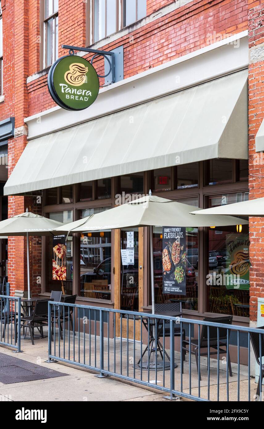 CHATTANOOGA, TN, USA-10 MAY 2021: Angled front vertical image of Panera Bread with sidewalk seating. Stock Photo