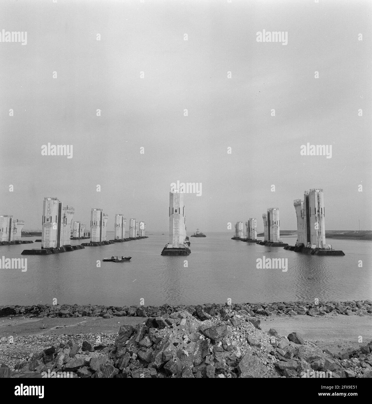 Construction storm surge barrier Oosterschelde, on the working island Neeltje Jans the work on the pijlerdam is taking shape a little more, a large part has been completed and will go in 83 to, February 11, 1982, The Netherlands, 20th century press agency photo, news to remember, documentary, historic photography 1945-1990, visual stories, human history of the Twentieth Century, capturing moments in time Stock Photo