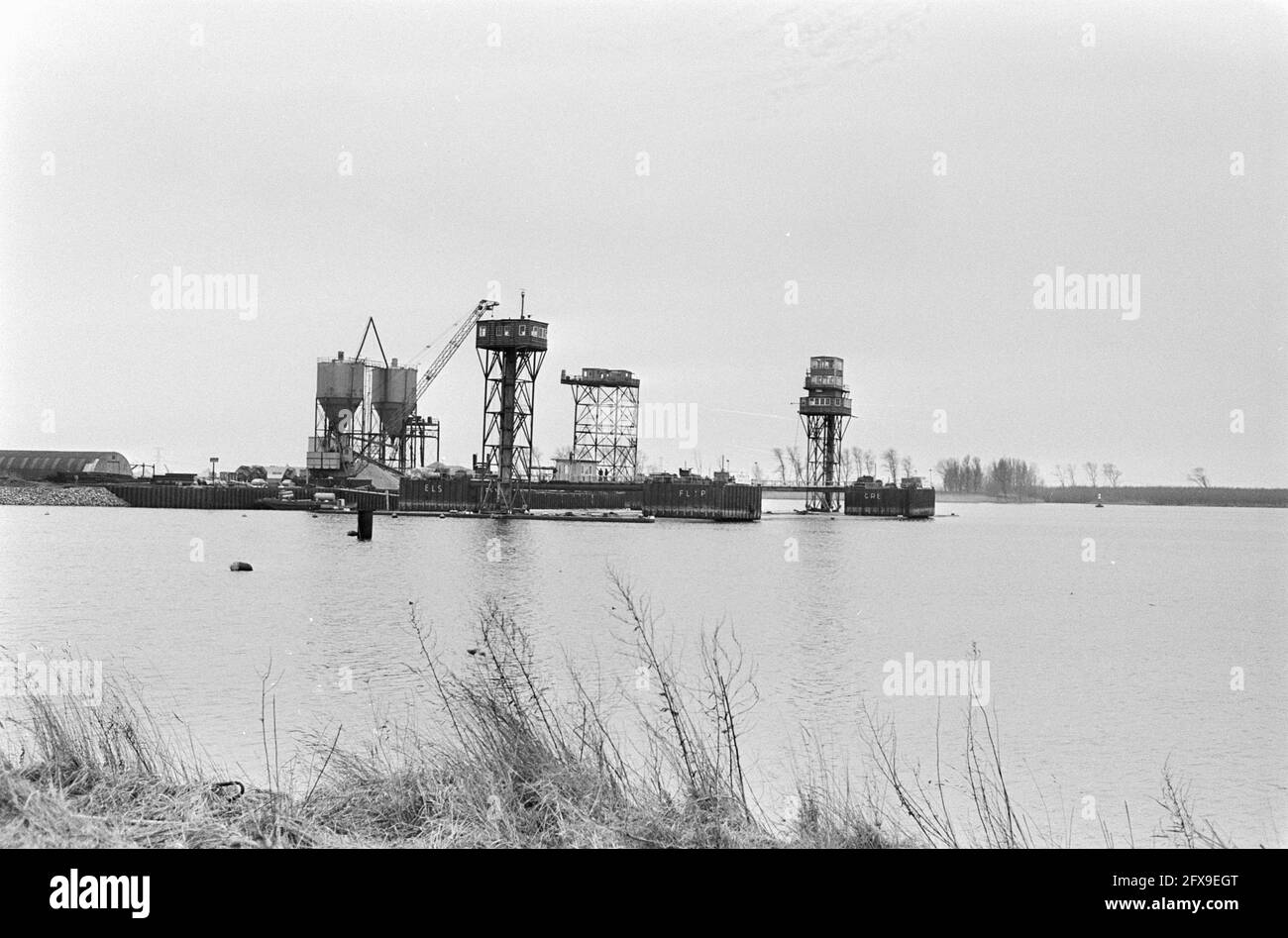 Construction tunnel between Dordrecht and Zwijndrecht under Oude Maas, elements waiting for transport in Dordtse Kil, February 10, 1976, TUNNELbouw, The Netherlands, 20th century press agency photo, news to remember, documentary, historic photography 1945-1990, visual stories, human history of the Twentieth Century, capturing moments in time Stock Photo