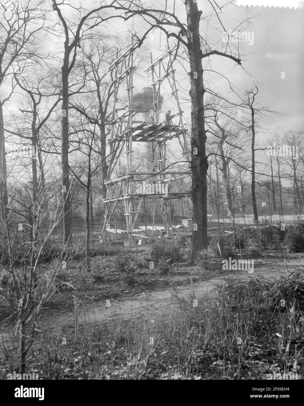 Construction of the forester's tower in the park, February 17, 1960, forester's tower, construction, parks, The Netherlands, 20th century press agency photo, news to remember, documentary, historic photography 1945-1990, visual stories, human history of the Twentieth Century, capturing moments in time Stock Photo