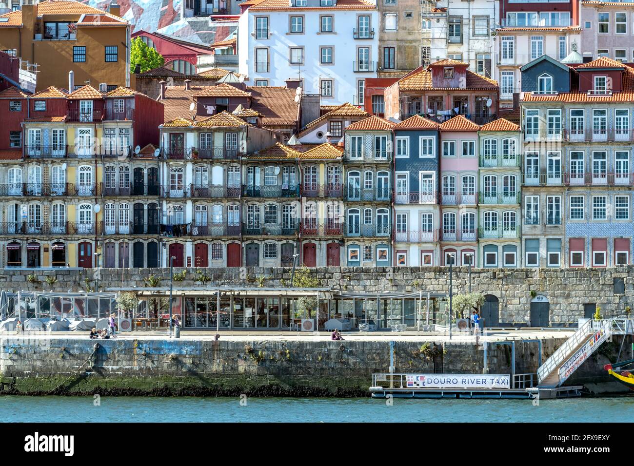 Typische Häuser an der Douro Promenade Cais de Ribeira in der Altstadt von Porto, Portugal, Europa   |  Typical buildings at the  Cais de Ribeira Dour Stock Photo