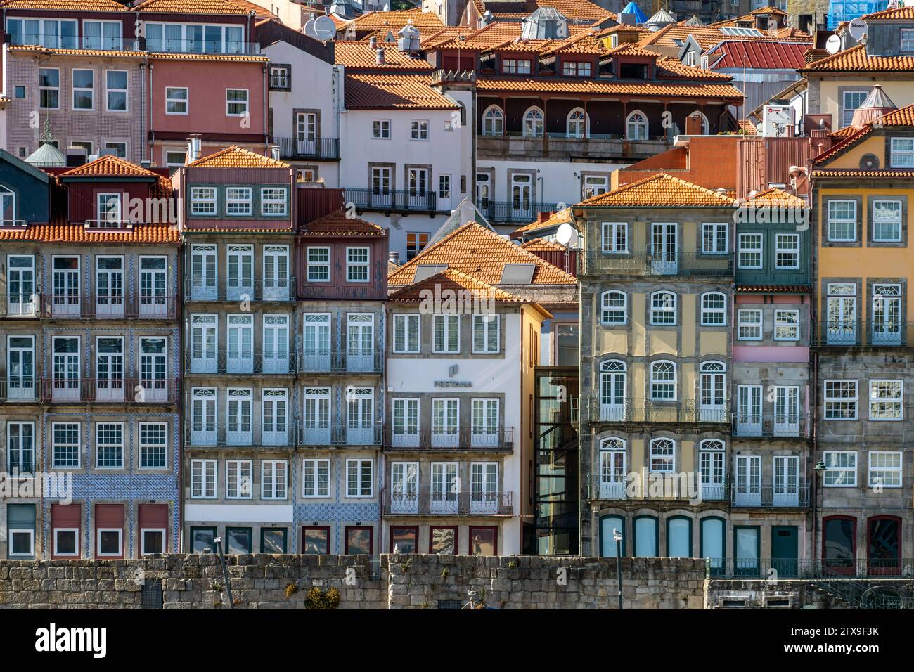 Typische Häuser in der Altstadt von Porto, Portugal, Europa   |  typical homes of the historic old town of Porto, Portugal, Europe Stock Photo