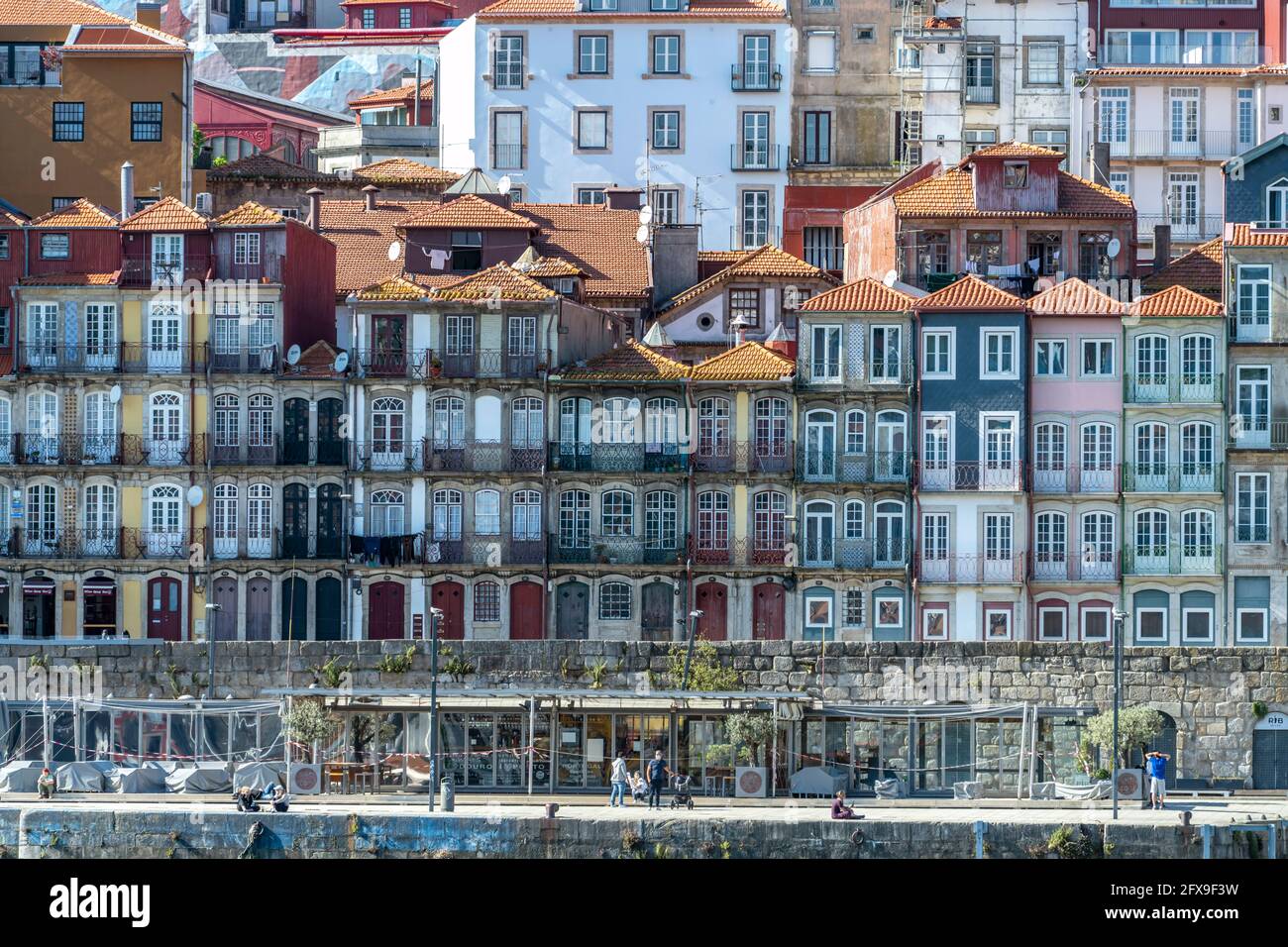 Typische Häuser in der Altstadt von Porto, Portugal, Europa   |  typical homes of the historic old town of Porto, Portugal, Europe Stock Photo