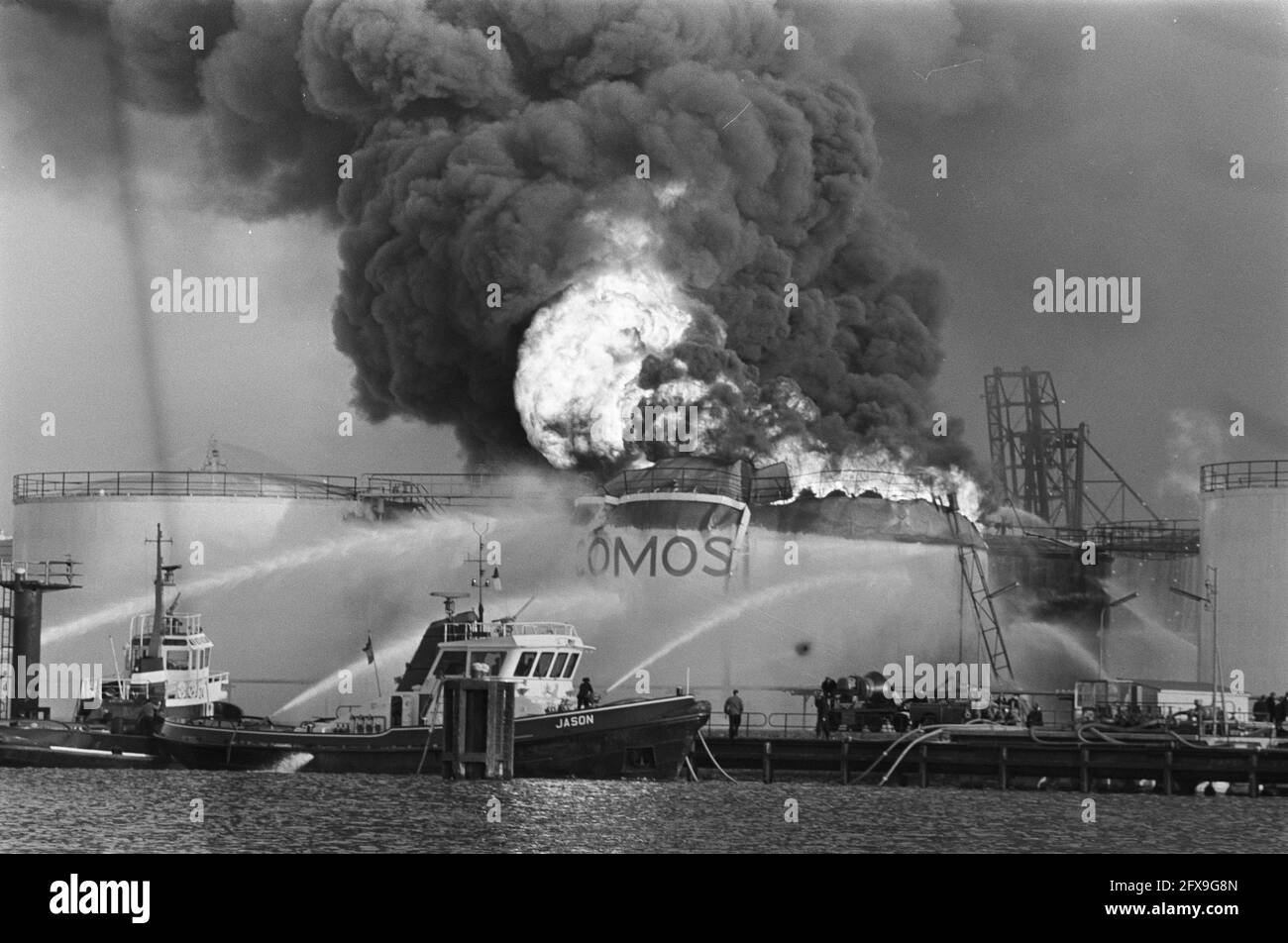 Fire at Comos in the Petroleumhaven Amsterdam in a gasoline tank. Fireboats assisted in extinguishing the fire, November 20, 1969, fires, The Netherlands, 20th century press agency photo, news to remember, documentary, historic photography 1945-1990, visual stories, human history of the Twentieth Century, capturing moments in time Stock Photo