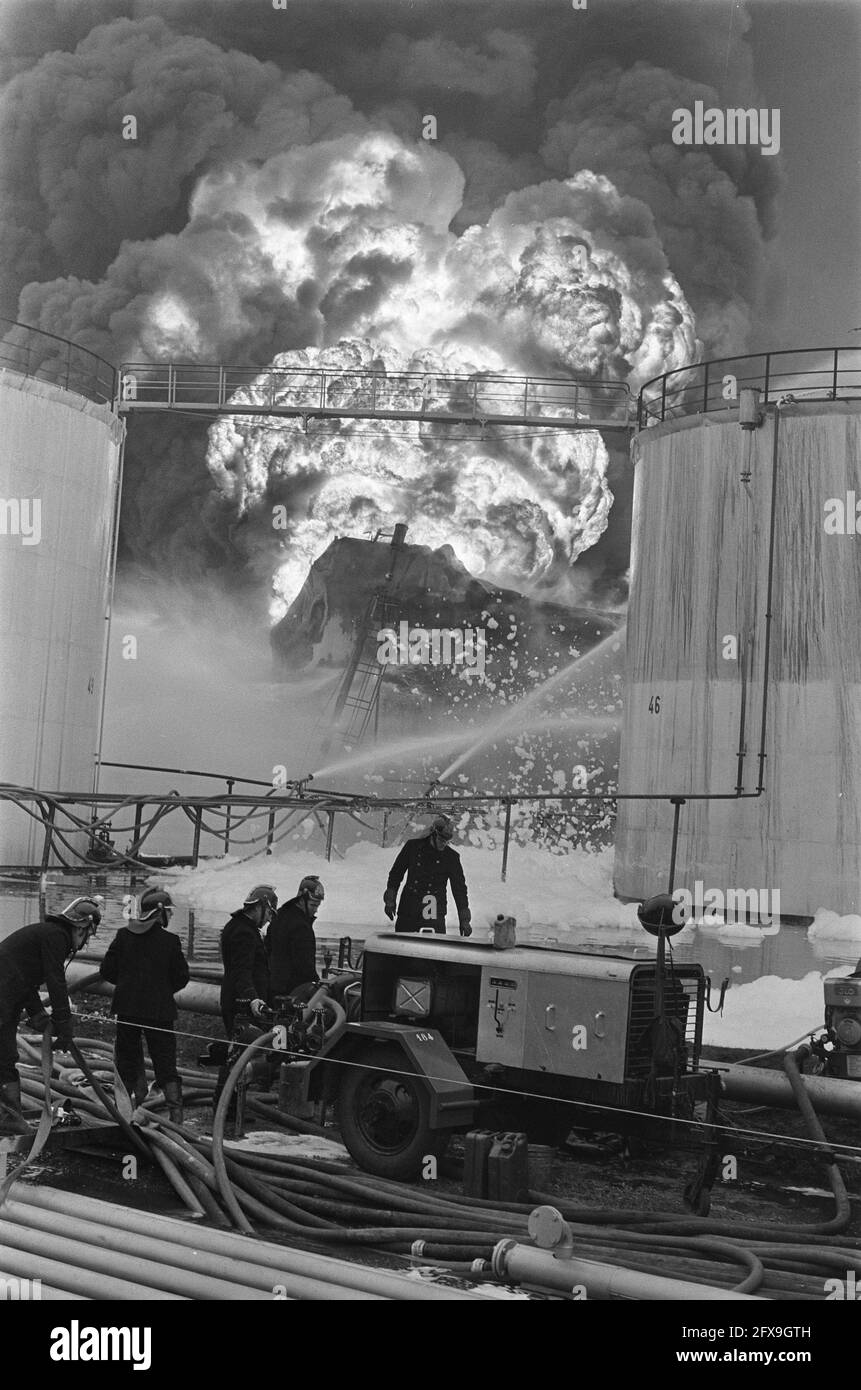 Fire in gasoline storage tank at Comos Amsterdam. Firefighters extinguish, November 21, 1969, extinguishing, fires, firefighters, The Netherlands, 20th century press agency photo, news to remember, documentary, historic photography 1945-1990, visual stories, human history of the Twentieth Century, capturing moments in time Stock Photo