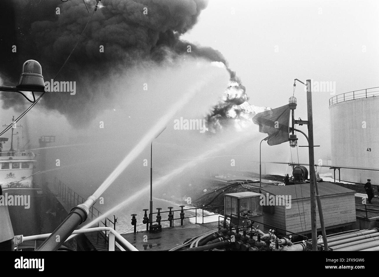 Fire in gasoline storage tank at Comos Amsterdam. An enormous amount of foam was sprayed around the tank, 21 November 1969, fires, The Netherlands, 20th century press agency photo, news to remember, documentary, historic photography 1945-1990, visual stories, human history of the Twentieth Century, capturing moments in time Stock Photo