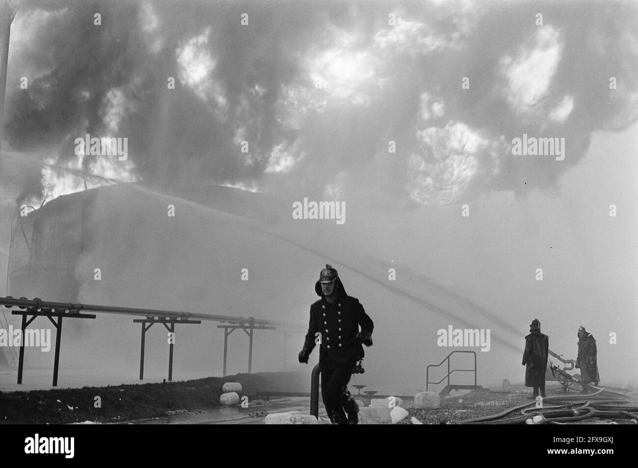 Fire in gasoline storage tank at Comos Amsterdam. An enormous amount of foam was sprayed around the tank, 21 November 1969, fires, The Netherlands, 20th century press agency photo, news to remember, documentary, historic photography 1945-1990, visual stories, human history of the Twentieth Century, capturing moments in time Stock Photo