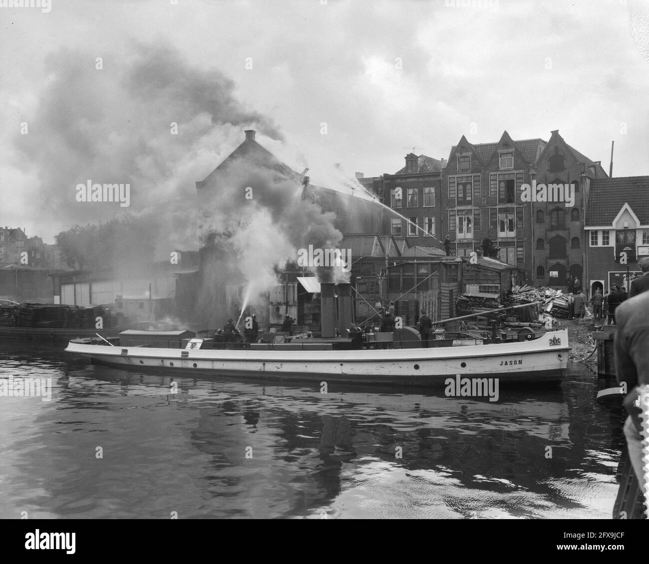 Fire on Prince's Island. Floating steamship Jason in action, July 1, 1960, fires, fire department, ships, The Netherlands, 20th century press agency photo, news to remember, documentary, historic photography 1945-1990, visual stories, human history of the Twentieth Century, capturing moments in time Stock Photo