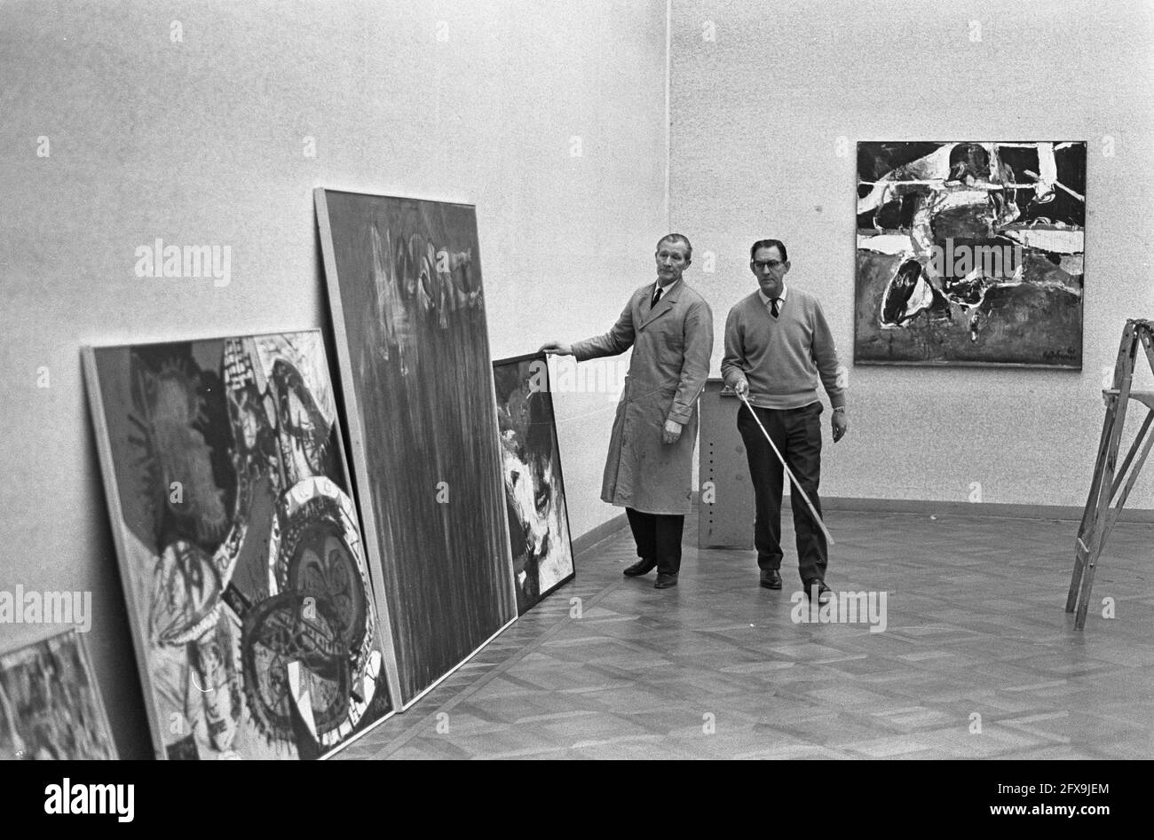 Kees van Bohemen receives Wedgwood Prize, his painting Homage to Floyd Patterson, in Fodor Museum, January 13, 1966, museums, receptions, paintings, The Netherlands, 20th century press agency photo, news to remember, documentary, historic photography 1945-1990, visual stories, human history of the Twentieth Century, capturing moments in time Stock Photo