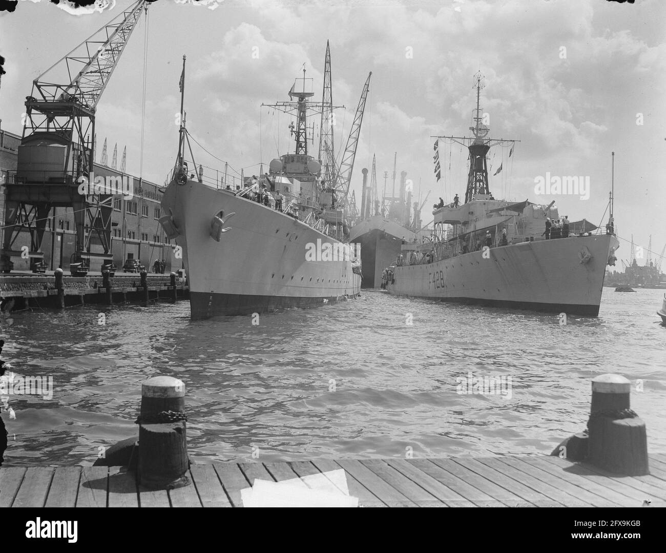 British torpedo boat jam St Kitts and British frigate Loch Alvie at Javakade, July 15, 1950, frigates, torpedo boats, The Netherlands, 20th century press agency photo, news to remember, documentary, historic photography 1945-1990, visual stories, human history of the Twentieth Century, capturing moments in time Stock Photo