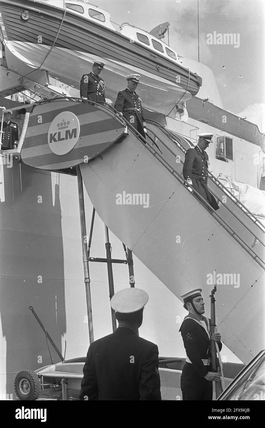 Klm stairway schout bij nacht de jong van ellement leaves hi-res stock ...