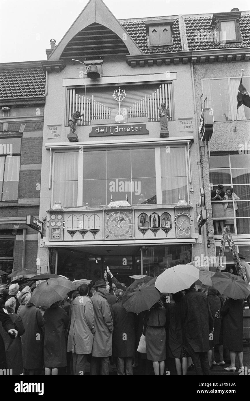 Mayor of Haarlem O. P. F. M. Cremers the world clock set in motion in the Wagenstraat 88, July 8, 1964, burgomasters, The Netherlands, 20th century press agency photo, news to remember, documentary, historic photography 1945-1990, visual stories, human history of the Twentieth Century, capturing moments in time Stock Photo