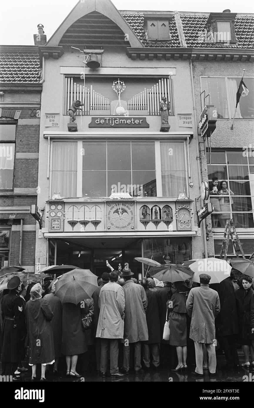 Mayor of Haarlem mr. O. P. F. M. Cremers the world clock set in motion in the Wagenstraat 88, July 8, 1964, mayors, The Netherlands, 20th century press agency photo, news to remember, documentary, historic photography 1945-1990, visual stories, human history of the Twentieth Century, capturing moments in time Stock Photo