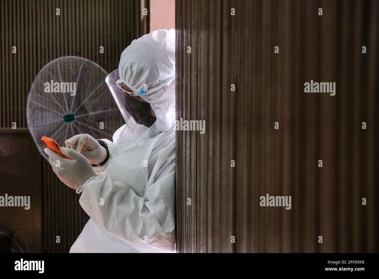 Sungai Buloh, Malaysia. 26th May, 2021. A healthcare worker seen wearing a personal protective equipment suit (PPE) at a test center in Sungai Buloh. Malaysia has recorded the highest daily cases of Covid-19, yesterday with a record of 7,289 cases. Selangor government continues to conduct mass COVID19 screening tests over the state to battle the coronavirus pandemic. (Photo by Faris Hadziq/SOPA Images/Sipa USA) Credit: Sipa USA/Alamy Live News Stock Photo