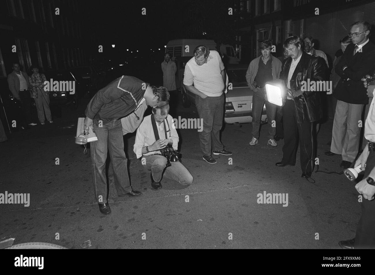 Neighborhood investigation by police in Amsterdam's Lootstraat into the murder of an approximately 30-year-old man, August 31, 1981, murders, investigation, police, The Netherlands, 20th century press agency photo, news to remember, documentary, historic photography 1945-1990, visual stories, human history of the Twentieth Century, capturing moments in time Stock Photo