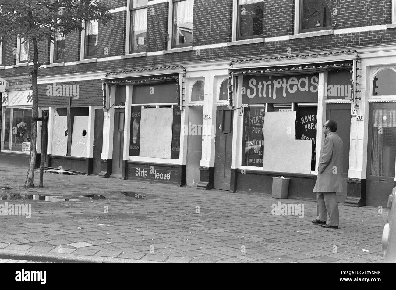 Neighbors of Katendrecht (Rotterdam) smash windows of brothels and clubs, October 14, 1974, BORDERING, RAMS, The Netherlands, 20th century press agency photo, news to remember, documentary, historic photography 1945-1990, visual stories, human history of the Twentieth Century, capturing moments in time Stock Photo