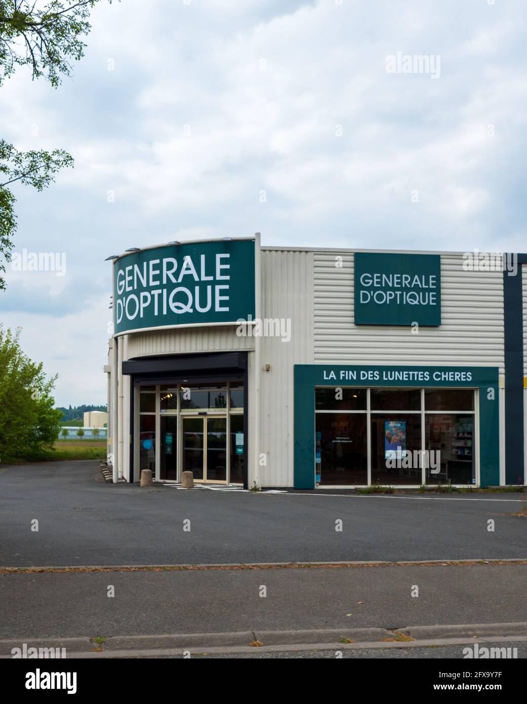 GENERALE D'OPTIQUE Front Store Facade of Shop with Logo Signage in Fleche,  France 20.5.2021 GENERALE D'OPTIQUE is famous brand for glasses, contact le  Stock Photo - Alamy