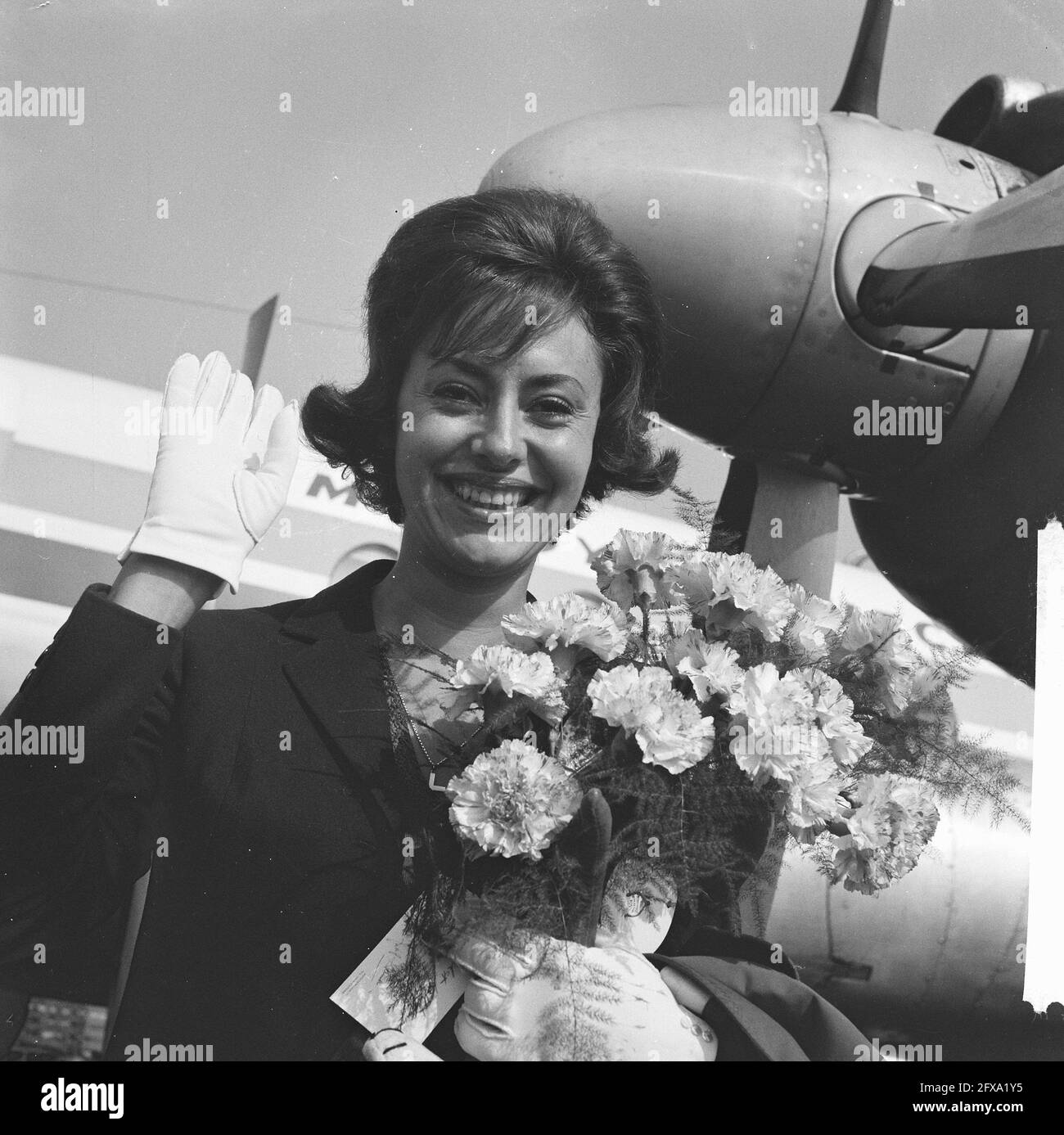 Catarina Valente at Schiphol Airport, August 4, 1962, The Netherlands, 20th century press agency photo, news to remember, documentary, historic photography 1945-1990, visual stories, human history of the Twentieth Century, capturing moments in time Stock Photo