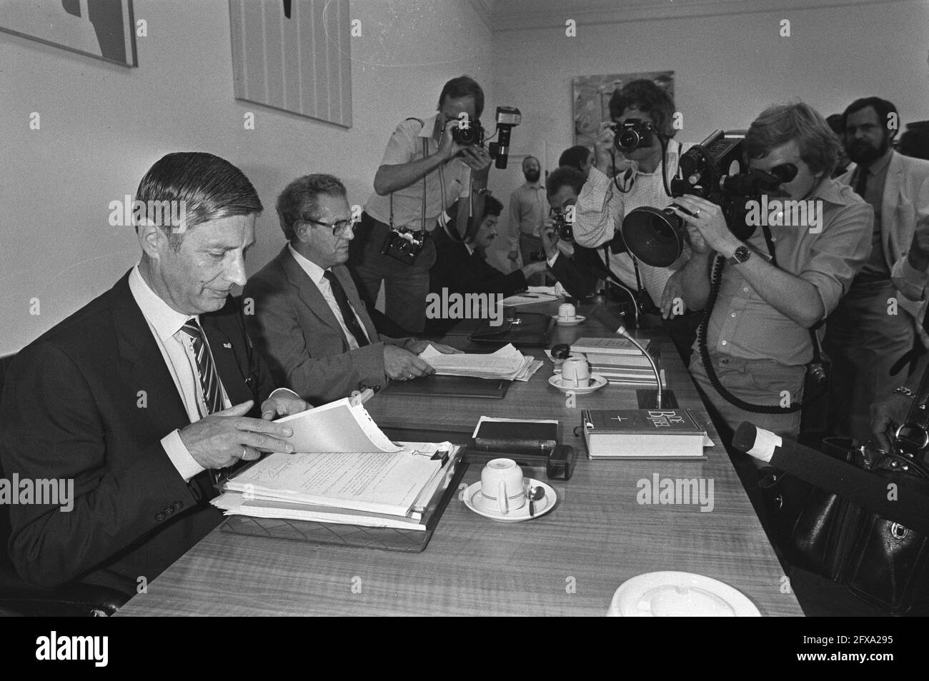 CDA fractional council cabinet information; 4a, 5a: Van Agt during meeting, 6a, 7a: many press with Van Agt (l) next to him Van Leijenhorst during meeting, July 28, 1981, Cabinet Information, The Netherlands, 20th century press agency photo, news to remember, documentary, historic photography 1945-1990, visual stories, human history of the Twentieth Century, capturing moments in time Stock Photo