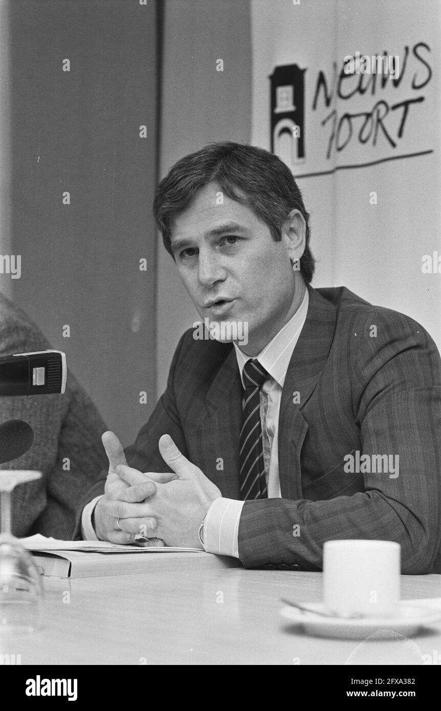 Central Planning Bureau comments on 1st chapter Central Economic Plan, CPB  director drs. P. de Ridder during comments, March 9, 1987, The Netherlands,  20th century press agency photo, news to remember, documentary,