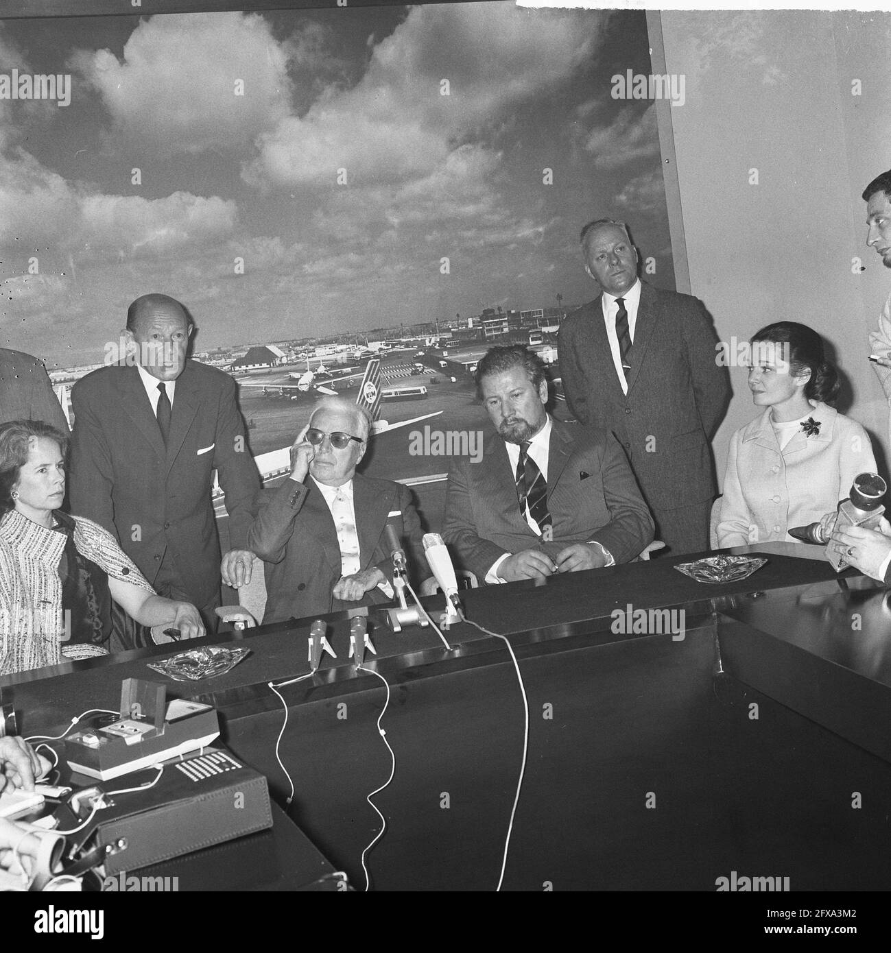 Chaplin and Peter Ustinov (seated right) during press conference, June 23, 1965, actors, press conferences, The Netherlands, 20th century press agency photo, news to remember, documentary, historic photography 1945-1990, visual stories, human history of the Twentieth Century, capturing moments in time Stock Photo
