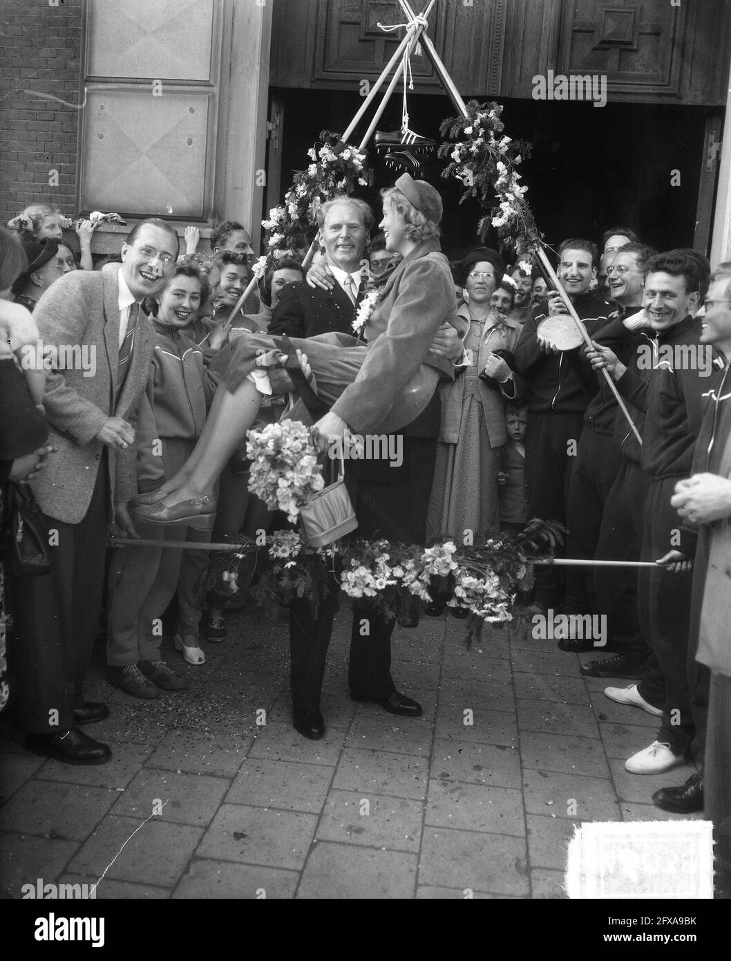 Discus wedding (The Hague) Aad de Bruijn and Welly Pasma, June 6, 1951, athletics, brides, weddings, sports, The Netherlands, 20th century press agency photo, news to remember, documentary, historic photography 1945-1990, visual stories, human history of the Twentieth Century, capturing moments in time Stock Photo