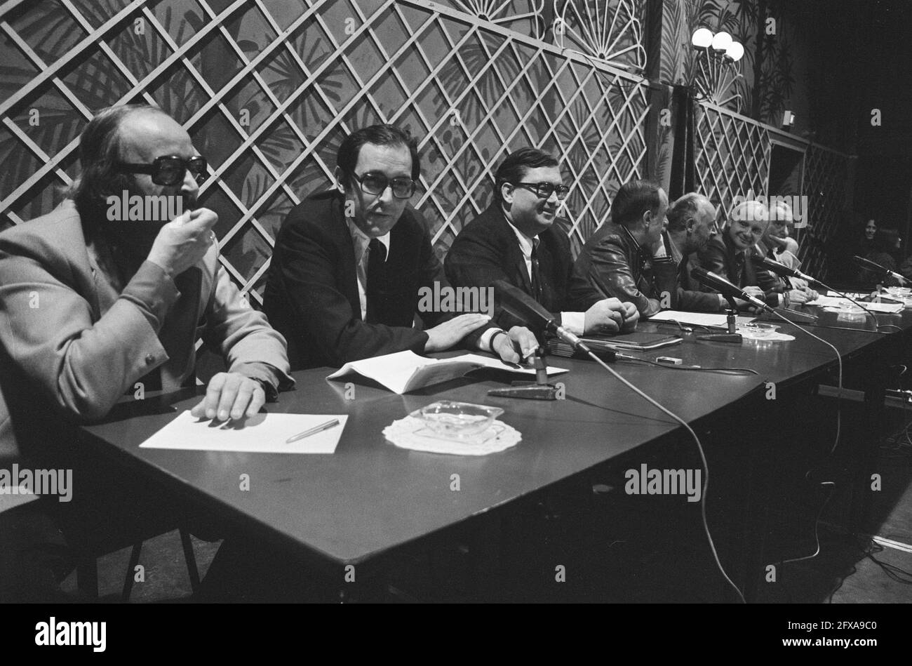 Discussion evening in Amsterdam Brakke Grond with journalists and former journalists, motto: Is the press still reliable; from left to right H. Faas, Lammers, min. Gruyters,  October 30, 1975, JOURNALISTS, discussions, The Netherlands, 20th century press agency photo, news to remember, documentary, historic photography 1945-1990, visual stories, human history of the Twentieth Century, capturing moments in time Stock Photo