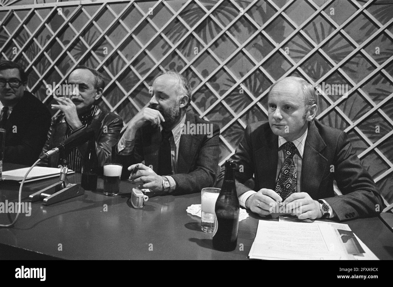 Discussion evening in Amsterdam Brakke Grond with journalists and former journalists, motto: Is the press still reliable; from left to right Van Run, Hofland, Hoogendijk, October 30, 1975, JOURNALISTS, discussions, The Netherlands, 20th century press agency photo, news to remember, documentary, historic photography 1945-1990, visual stories, human history of the Twentieth Century, capturing moments in time Stock Photo