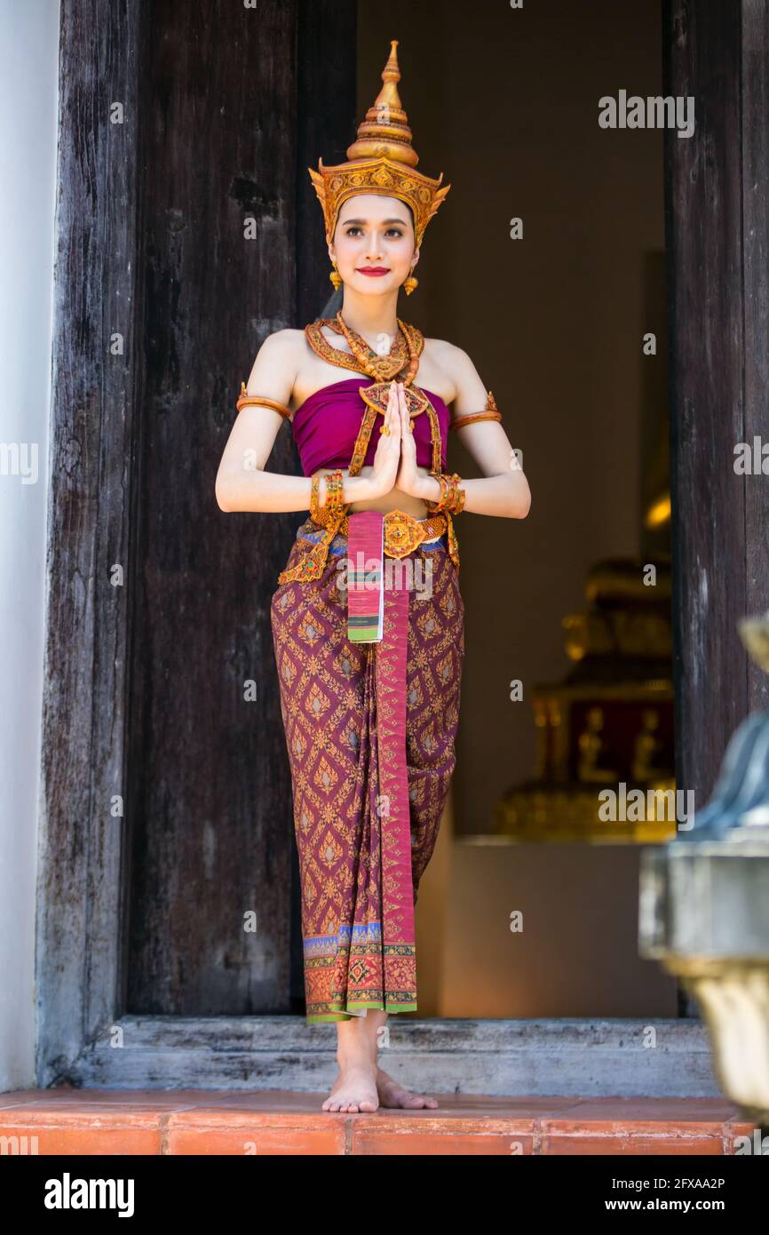 Beautyful Thai woman wearing thai traditional clothing, Beautiful woman, Thai  national costume, traditional Thai dress, Thai woman, good mood Stock Photo  - Alamy