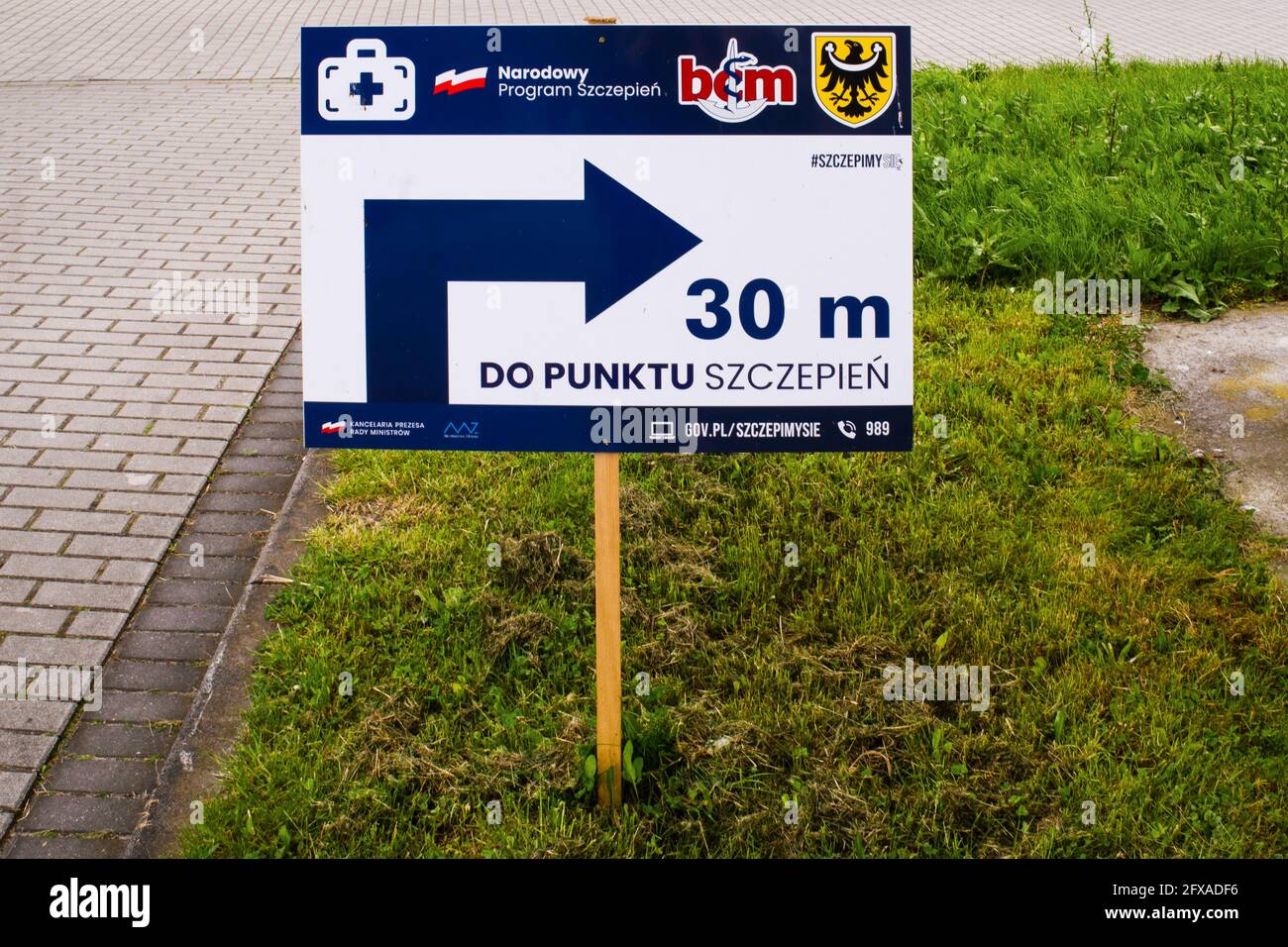 Information sign pointing to the covid-19 vaccination point. Polish national vaccination program. Covid vaccination campaign in Poland. Stock Photo