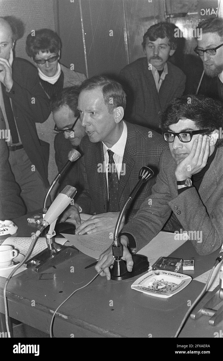 Dr. J.E. Hueting spoke in cafe Pieterspoort about war crimes in Indonesia Hueting and van Tijn (r), no. 7, vlnr Hueting, Tijn, Sluimers, Haas, , January 22, 1969, WAR crimes, cafes, The Netherlands, 20th century press agency photo, news to remember, documentary, historic photography 1945-1990, visual stories, human history of the Twentieth Century, capturing moments in time Stock Photo