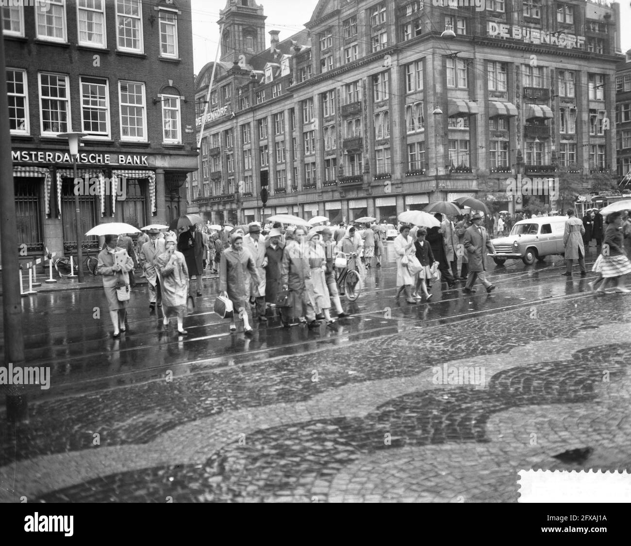 Crowds, despite rain in the centre of Amsterdam, 10 August 1960, RAIN, inner cities, The Netherlands, 20th century press agency photo, news to remember, documentary, historic photography 1945-1990, visual stories, human history of the Twentieth Century, capturing moments in time Stock Photo