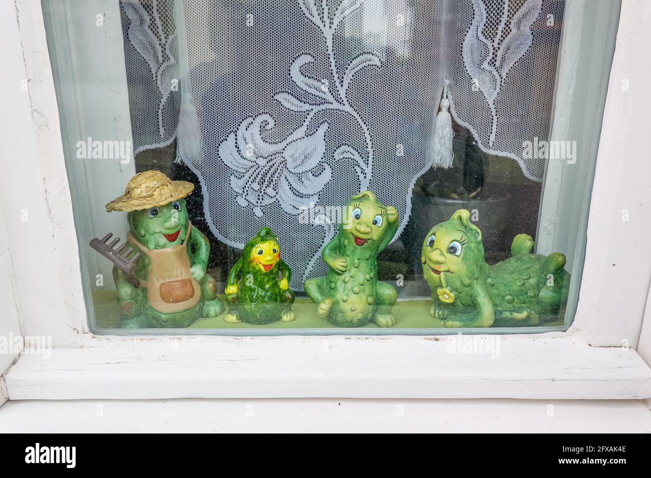 Gurken Figuren, Kitsch, Fenster, Lübbenau, Spreewald, Brandenburg, Deutschland Stock Photo